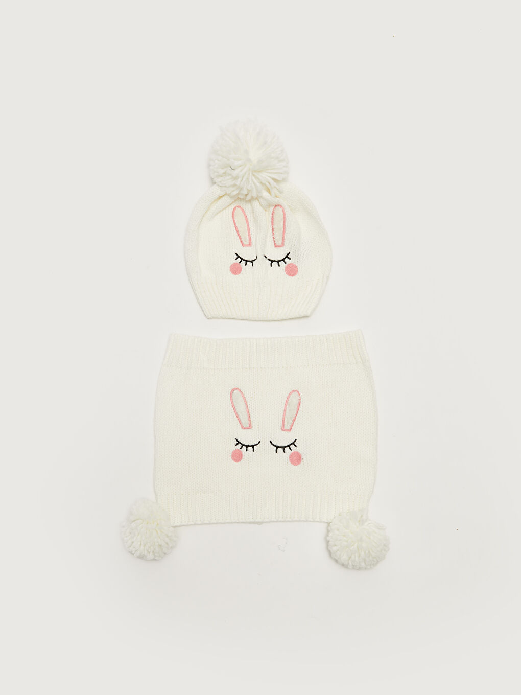 طقم بنت ريفن مطرز تفاصيل بومبوم تريكو قبعة وسكارف دائري