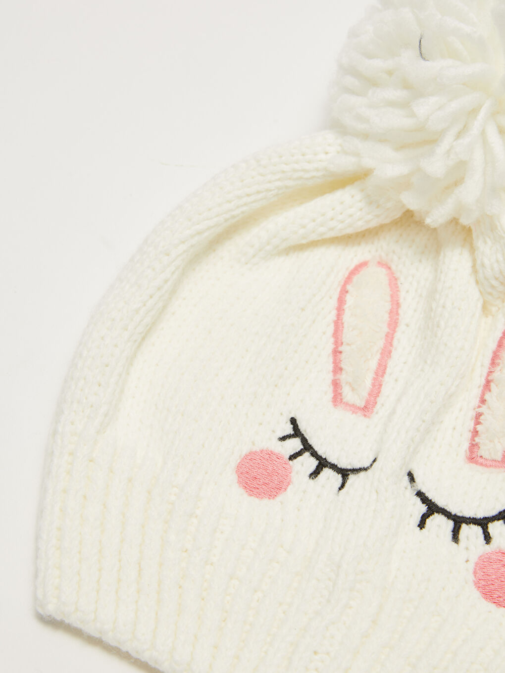 طقم بنت ريفن مطرز تفاصيل بومبوم تريكو قبعة وسكارف دائري-1