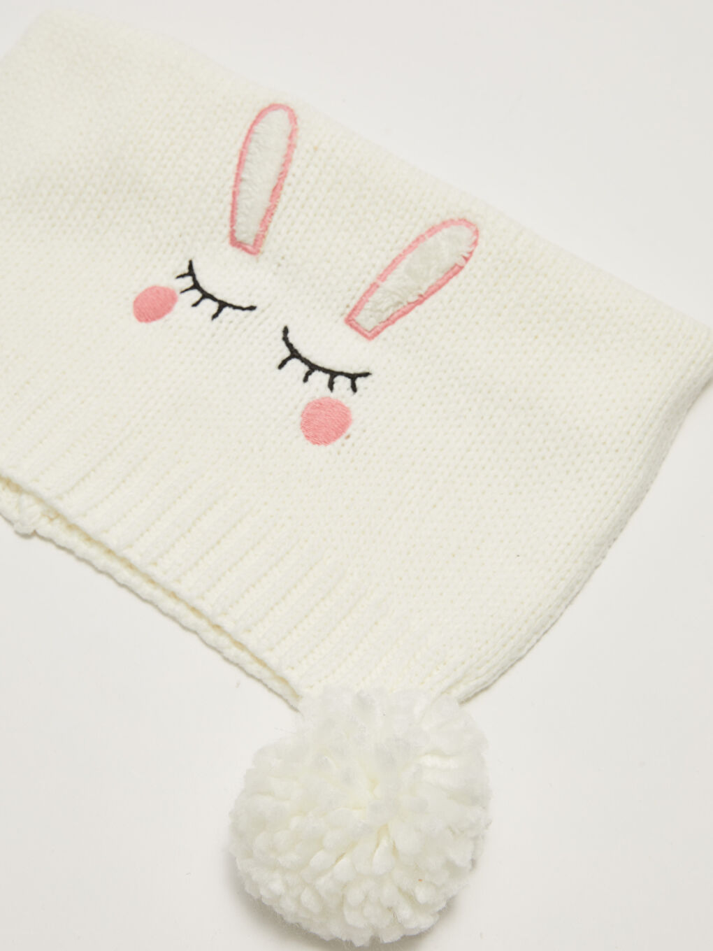 طقم بنت ريفن مطرز تفاصيل بومبوم تريكو قبعة وسكارف دائري-2