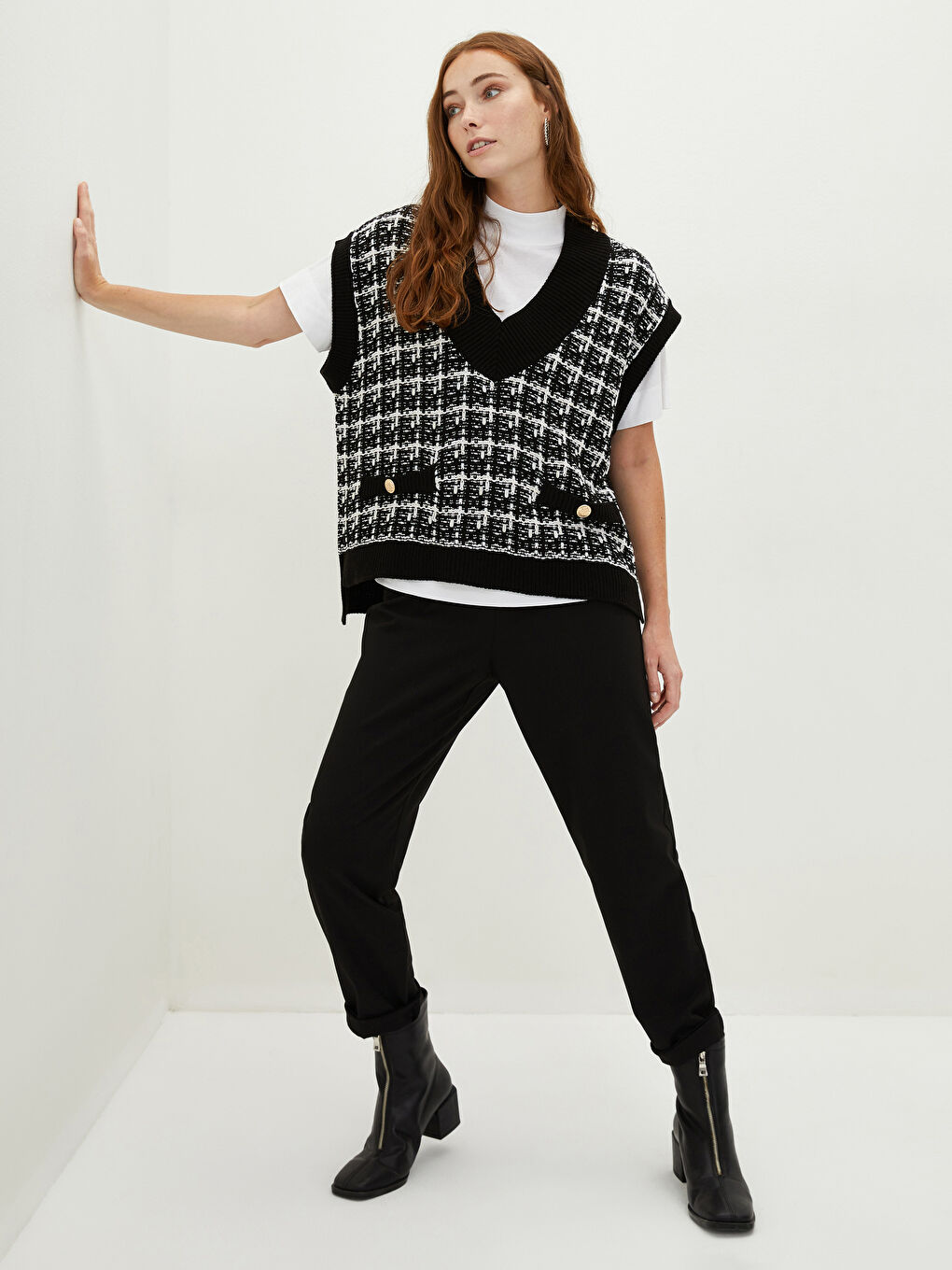 Siyah V Yaka Kolsuz Desenli Kadın Triko Süveter-1