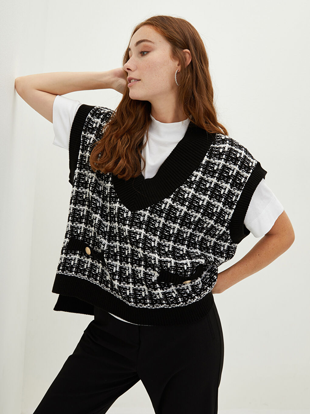 Siyah V Yaka Kolsuz Desenli Kadın Triko Süveter-2