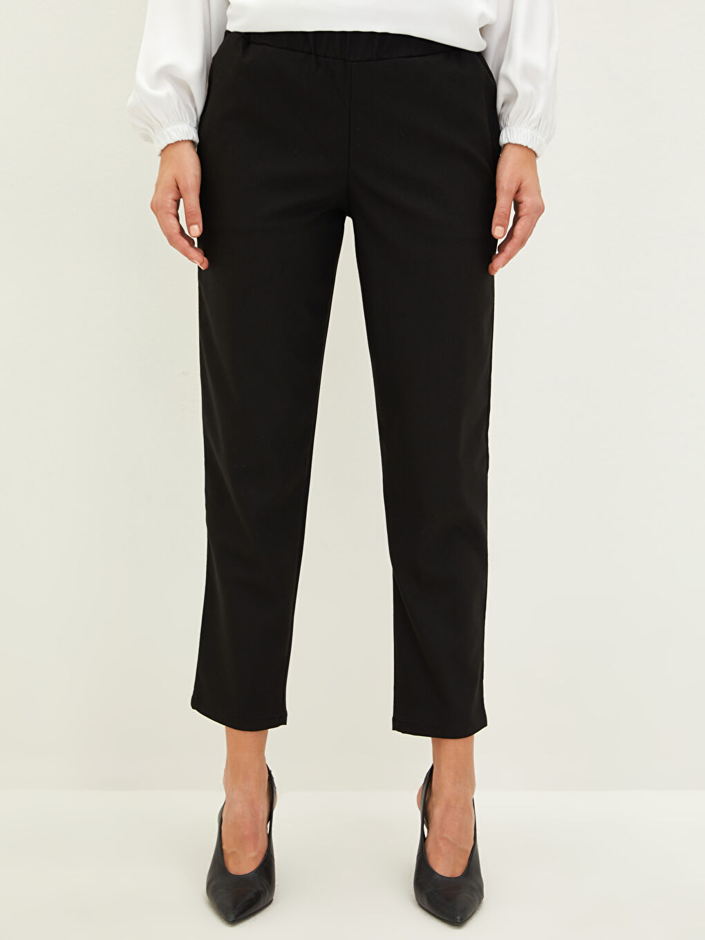 Siyah Beli Lastikli Rahat Kalıp Cep Detaylı Kadın Pantolon-5