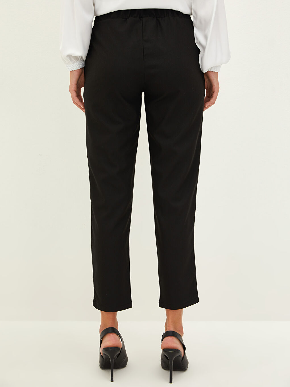 Siyah Beli Lastikli Rahat Kalıp Cep Detaylı Kadın Pantolon-7