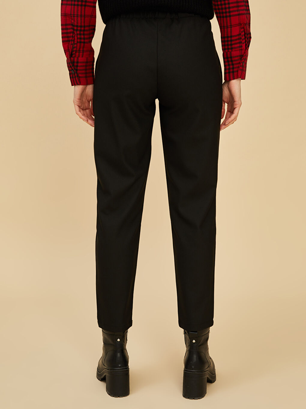 Siyah Beli Lastikli Rahat Kalıp Cep Detaylı Kadın Pantolon-8