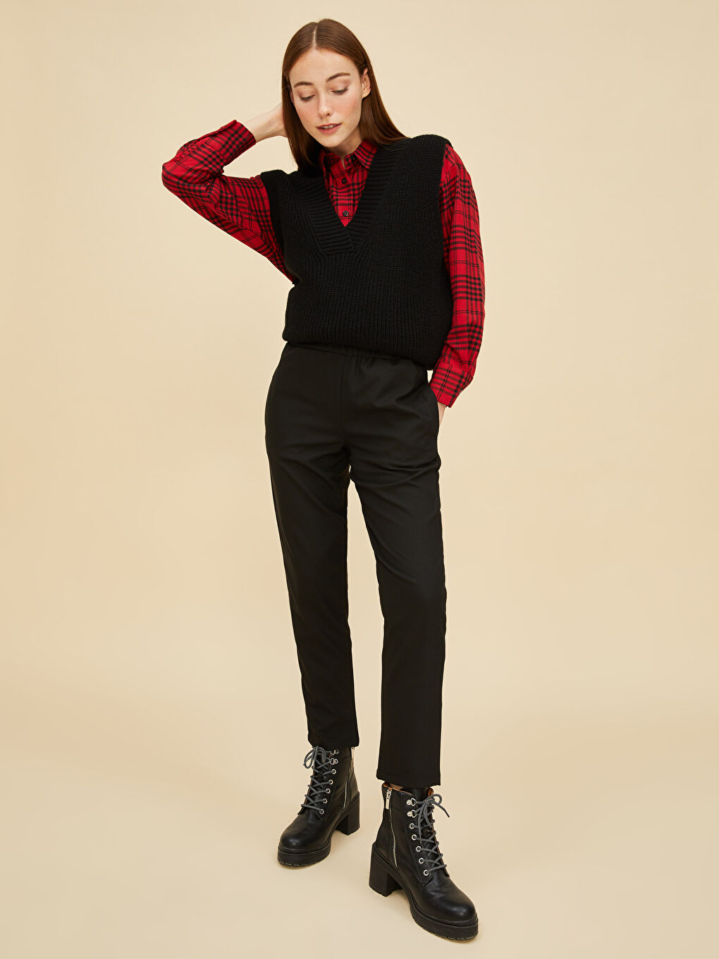 Siyah Beli Lastikli Rahat Kalıp Cep Detaylı Kadın Pantolon