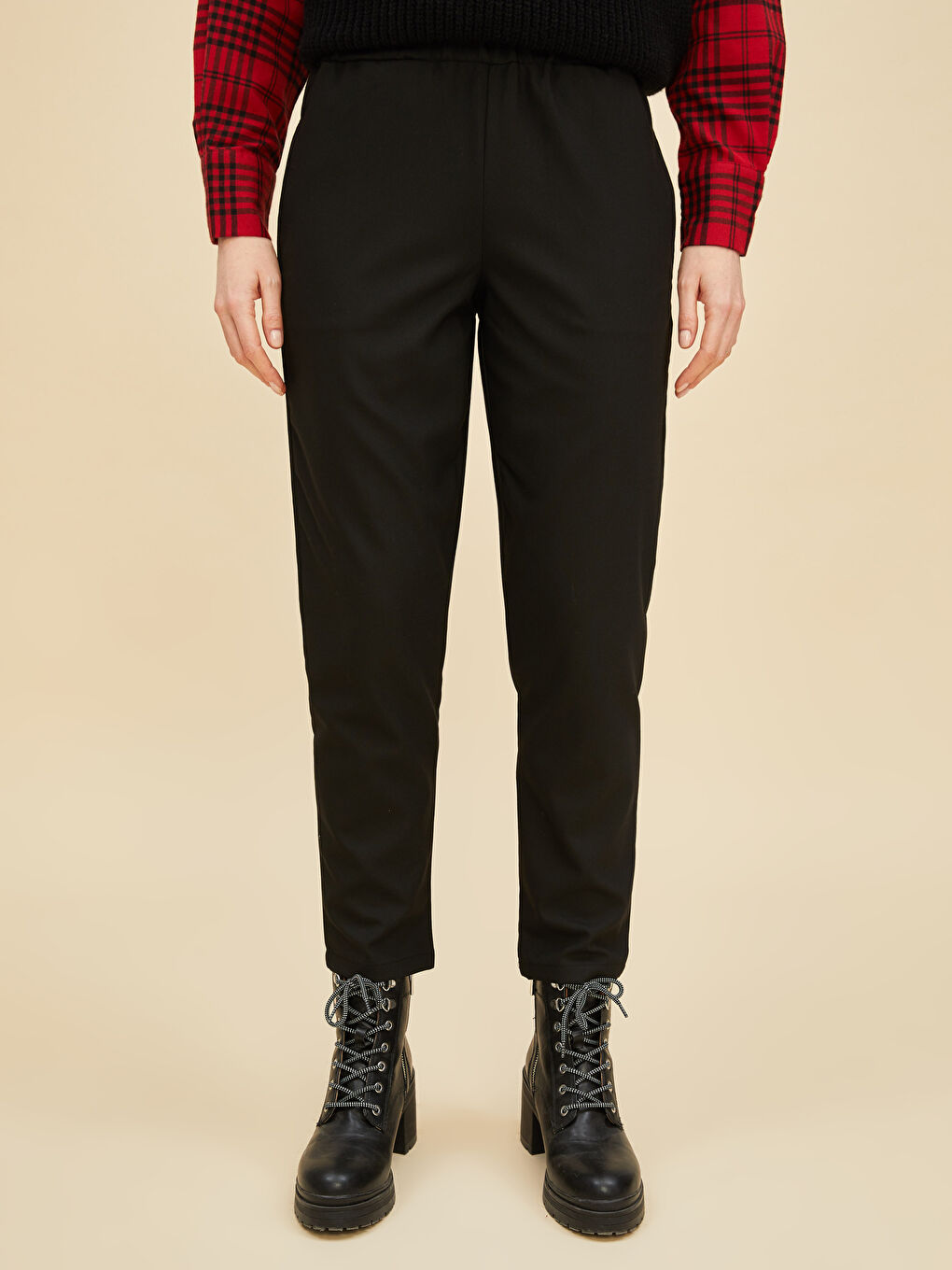 Siyah Beli Lastikli Rahat Kalıp Cep Detaylı Kadın Pantolon-4