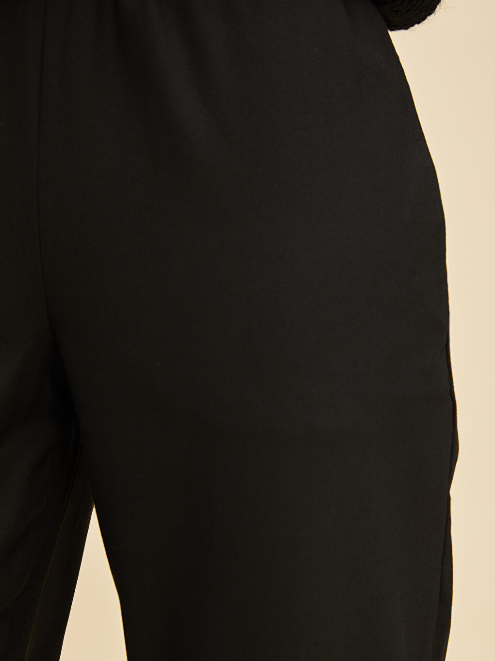 Siyah Beli Lastikli Rahat Kalıp Cep Detaylı Kadın Pantolon-6