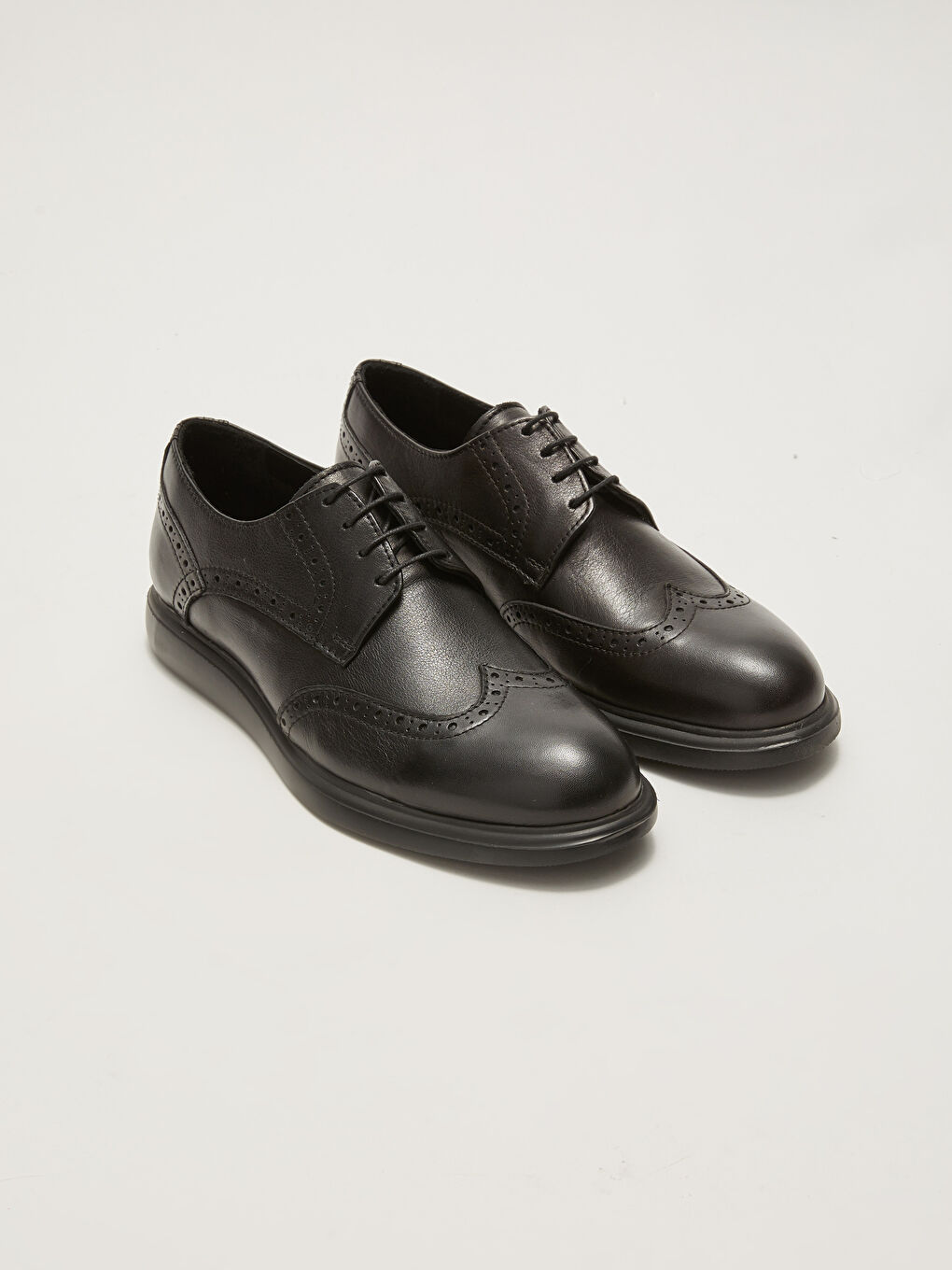 أحذية كلاسيكية جلدية مزينة بغرز زخرفية بأربطة للرجال