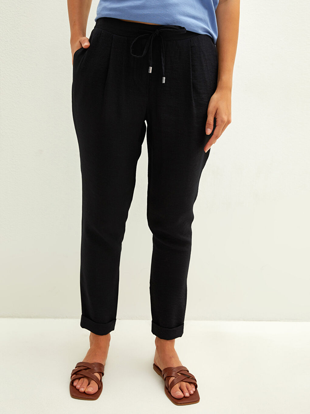 Siyah Beli Lastikli Rahat Kalıp Düz Cep Detaylı Kadın Pantolon-3