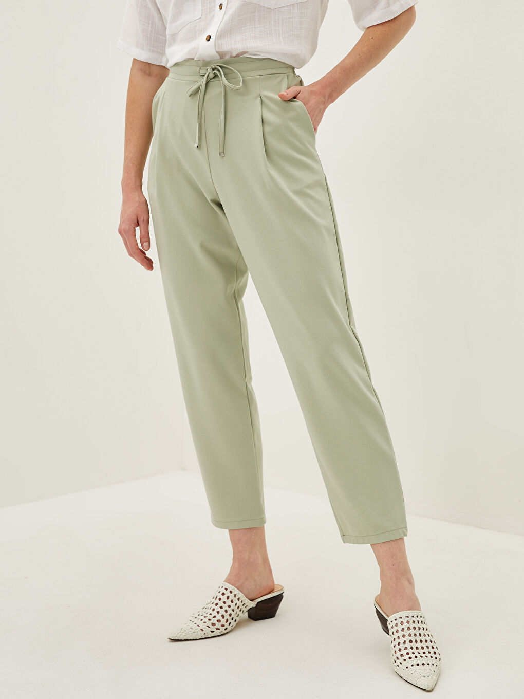 Yeşil Beli Lastikli Düz Cep Detaylı Kadın Pantolon-3