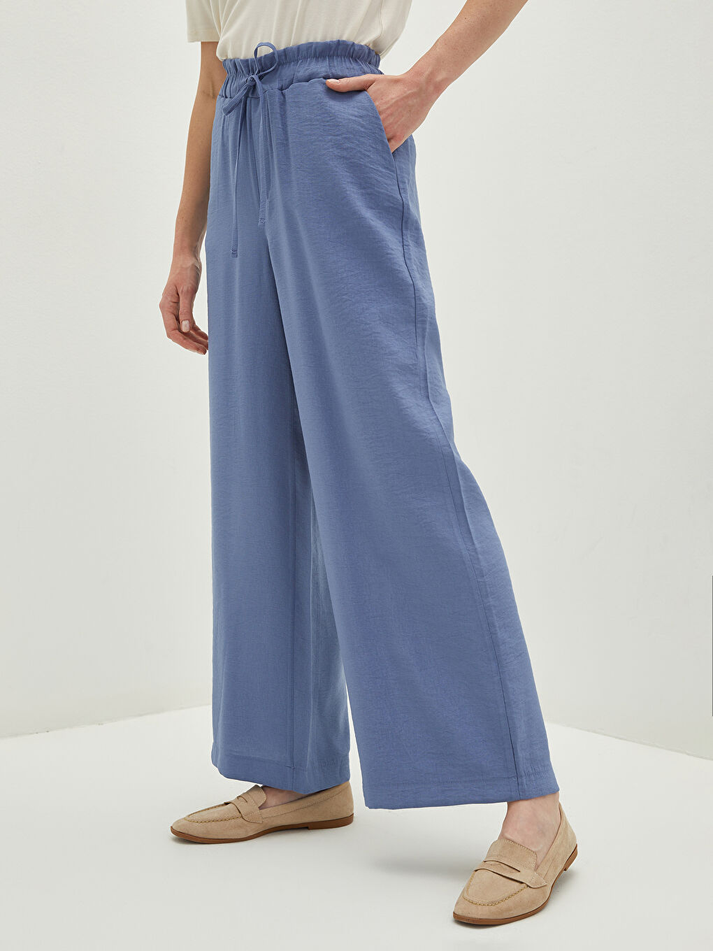 Pantalone sa elastičnim strukom i detaljima običnih džepova za žene-2