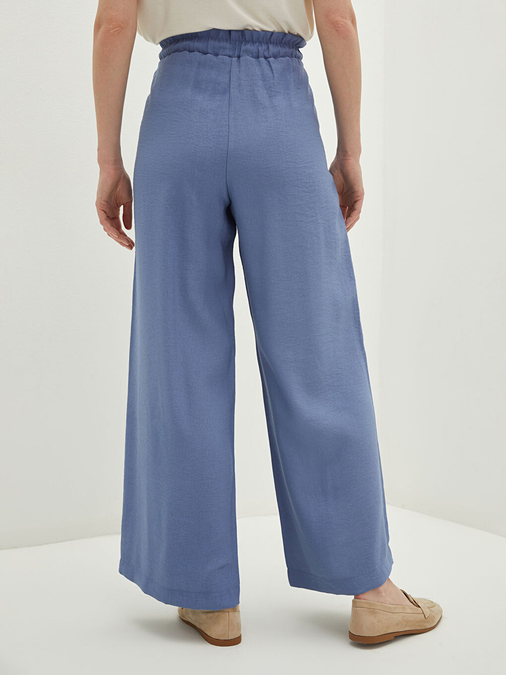Pantalone sa elastičnim strukom i detaljima običnih džepova za žene-3
