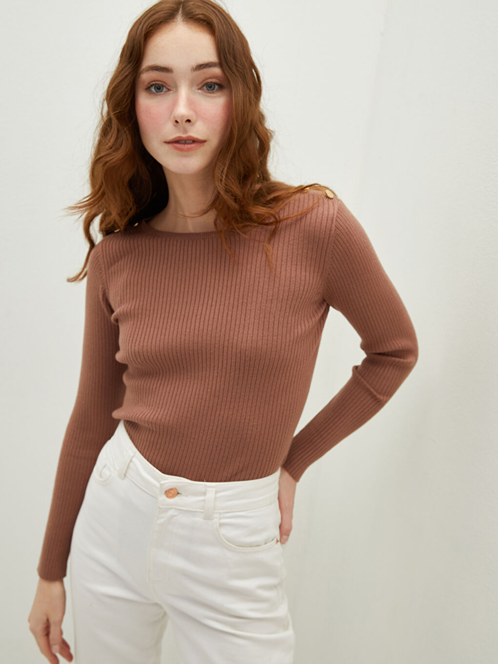 Женский трикотажный свитер с вырезом лодочкой и длинными рукавами-3