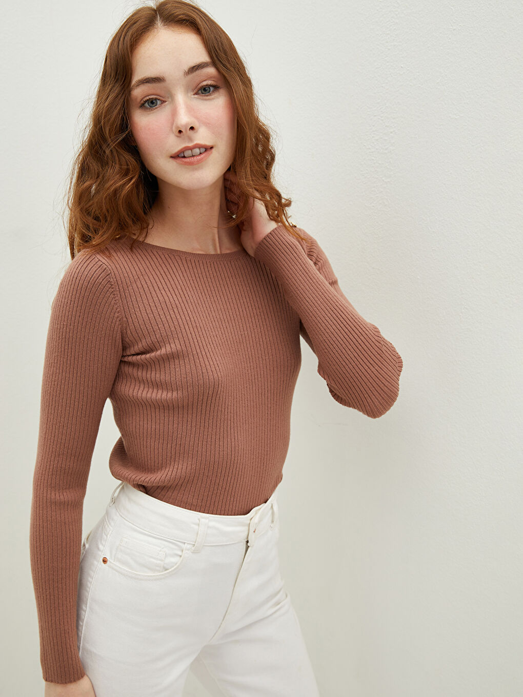 Женский трикотажный свитер с вырезом лодочкой и длинными рукавами-1