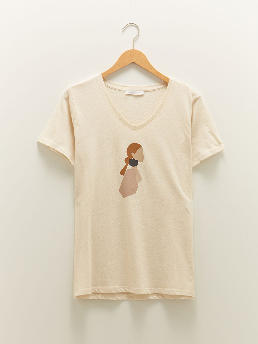 Ekru V Yaka Baskılı Kısa Kollu Kadın Tişört-5