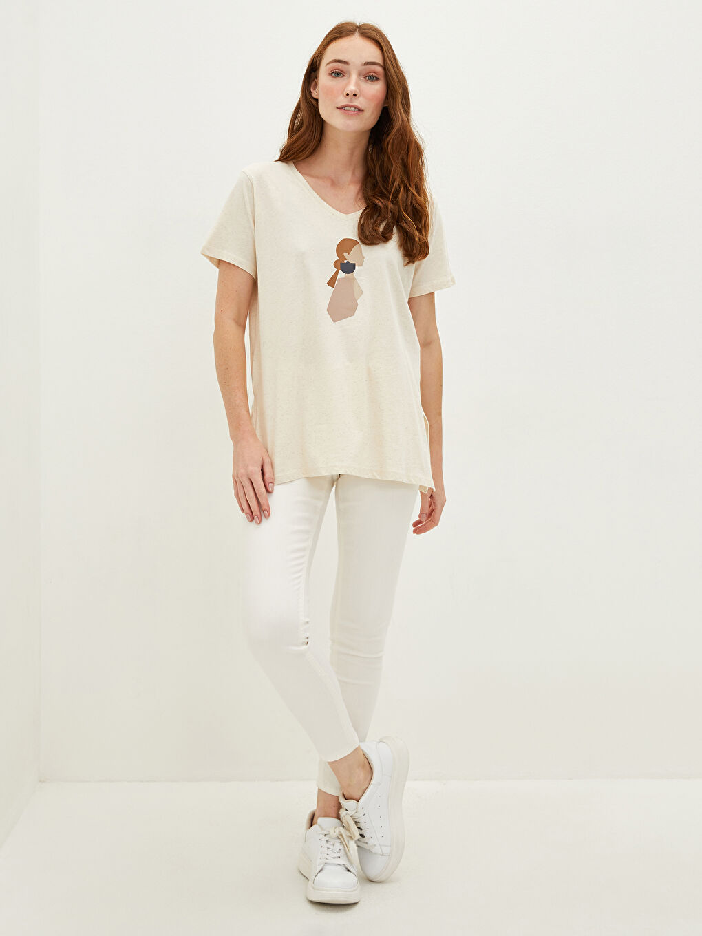 Ekru V Yaka Baskılı Kısa Kollu Kadın Tişört-2