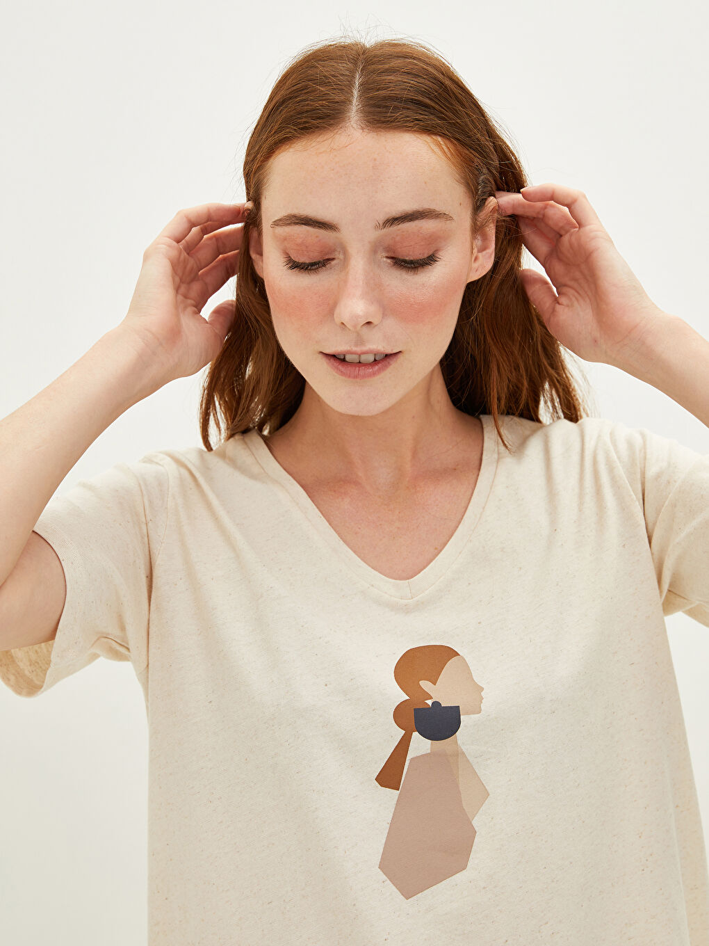 Ekru V Yaka Baskılı Kısa Kollu Kadın Tişört-3