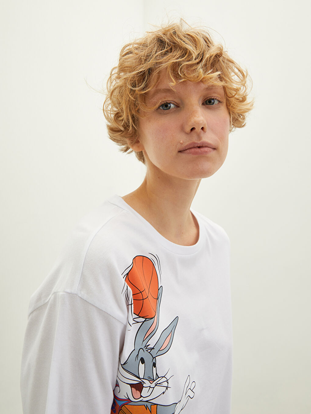 Beyaz Bisiklet Yaka Space Jam Baskılı Kısa Kollu Pamuklu Kadın Tişört-3