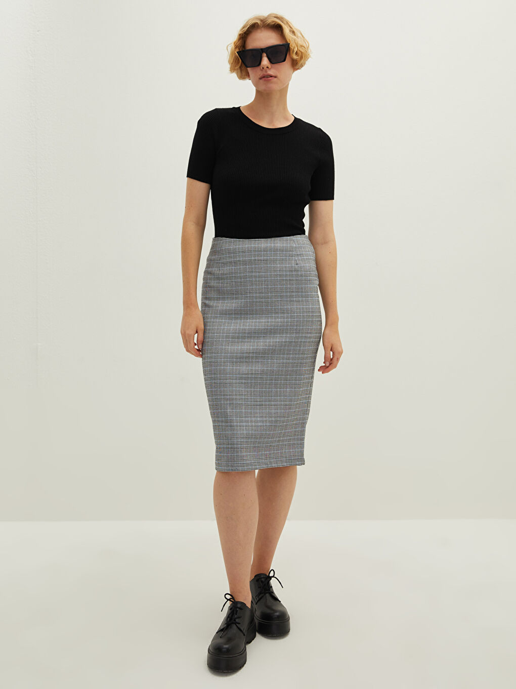 Siyah Bisiklet Yaka Düz Kısa Kollu Crop Kadın Triko Kazak-2