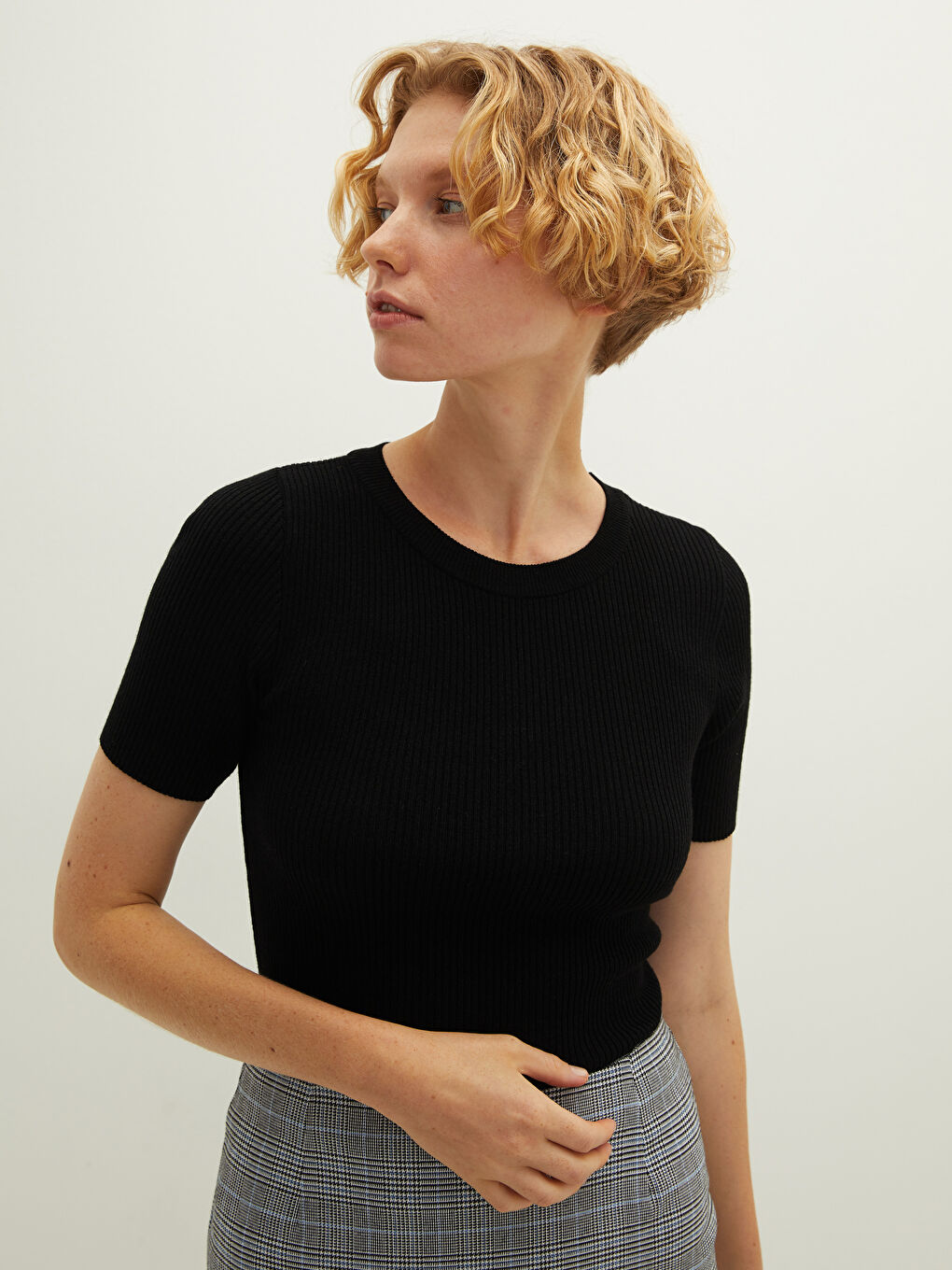 Siyah Bisiklet Yaka Düz Kısa Kollu Crop Kadın Triko Kazak-3