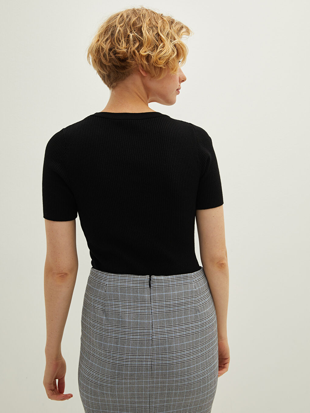 Siyah Bisiklet Yaka Düz Kısa Kollu Crop Kadın Triko Kazak-4