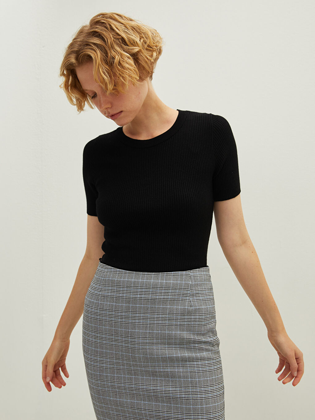 Siyah Bisiklet Yaka Düz Kısa Kollu Crop Kadın Triko Kazak