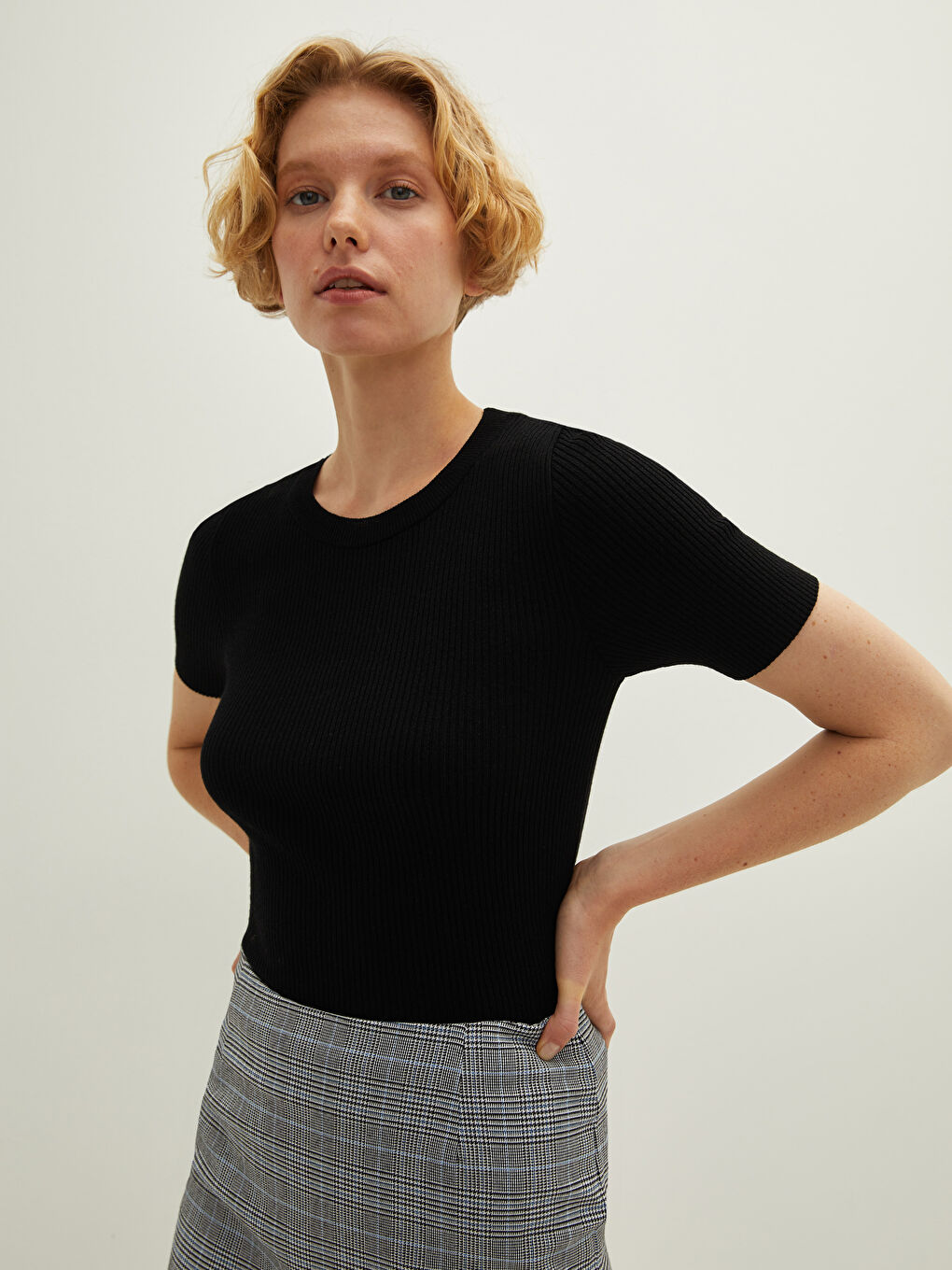 Siyah Bisiklet Yaka Düz Kısa Kollu Crop Kadın Triko Kazak-1