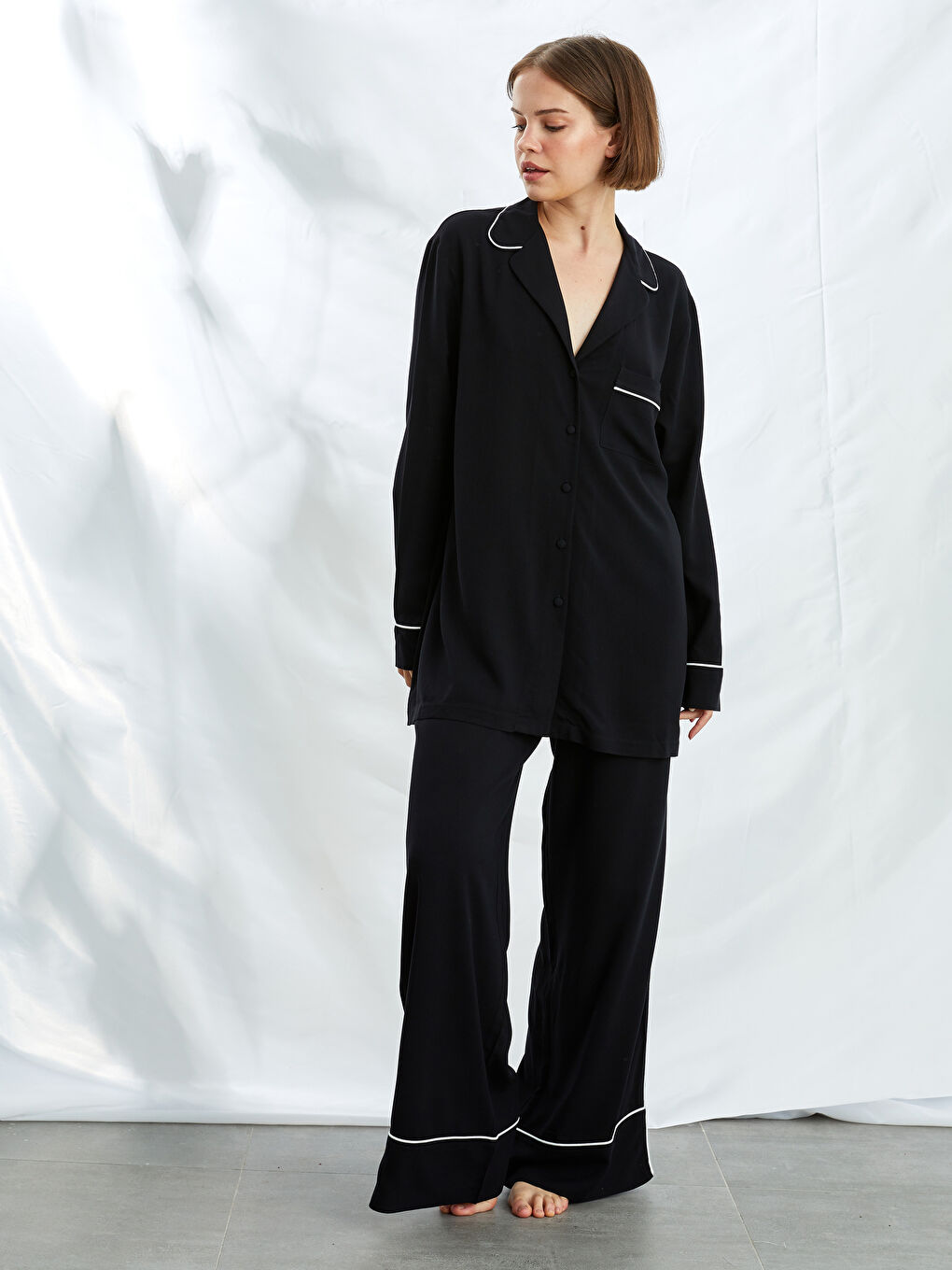 Siyah Gömlek Yaka Düz Uzun Kollu Cep Detaylı Viskon Kadın Pijama Takımı-1