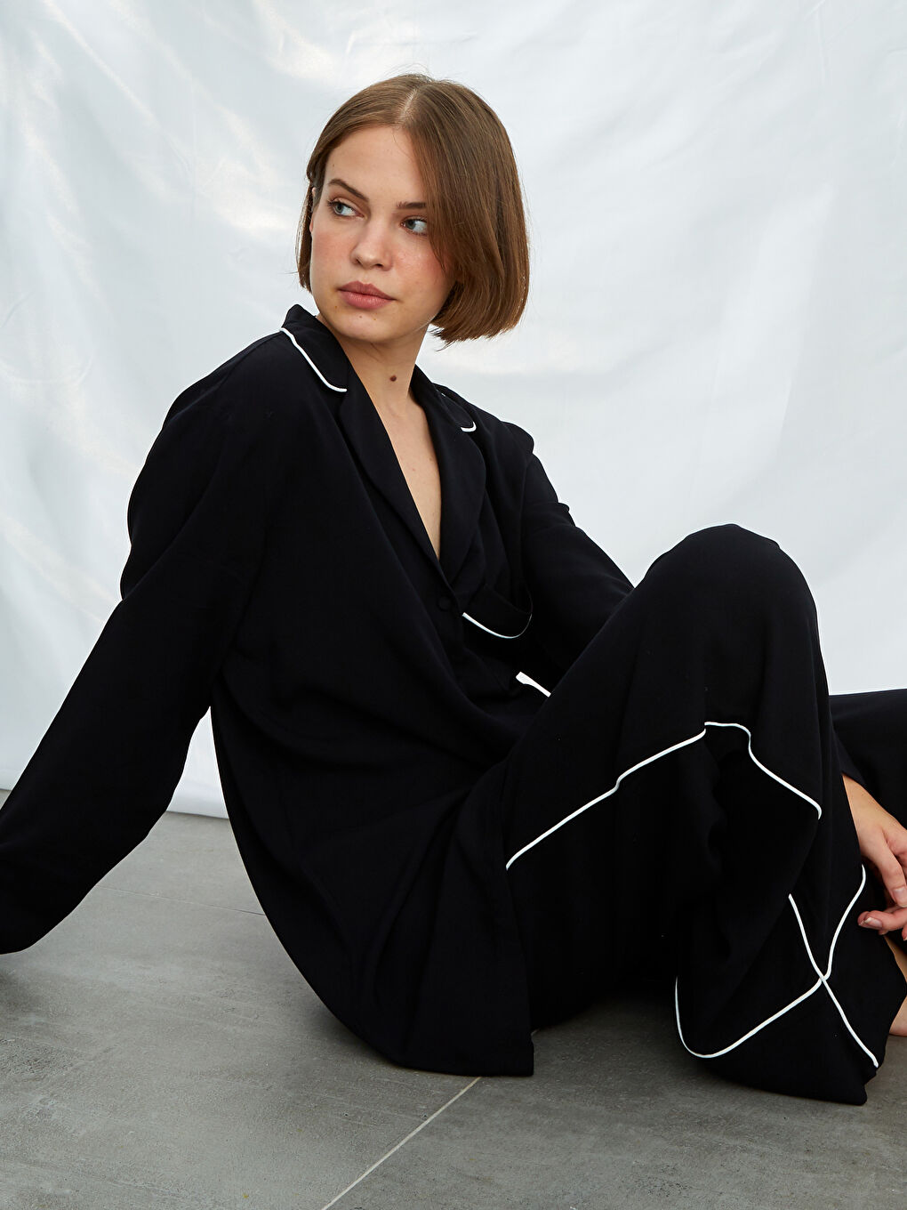 Siyah Gömlek Yaka Düz Uzun Kollu Cep Detaylı Viskon Kadın Pijama Takımı-2