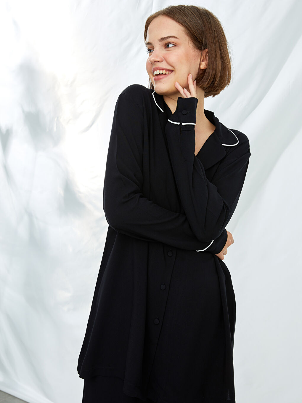 Siyah Gömlek Yaka Düz Uzun Kollu Cep Detaylı Viskon Kadın Pijama Takımı-3