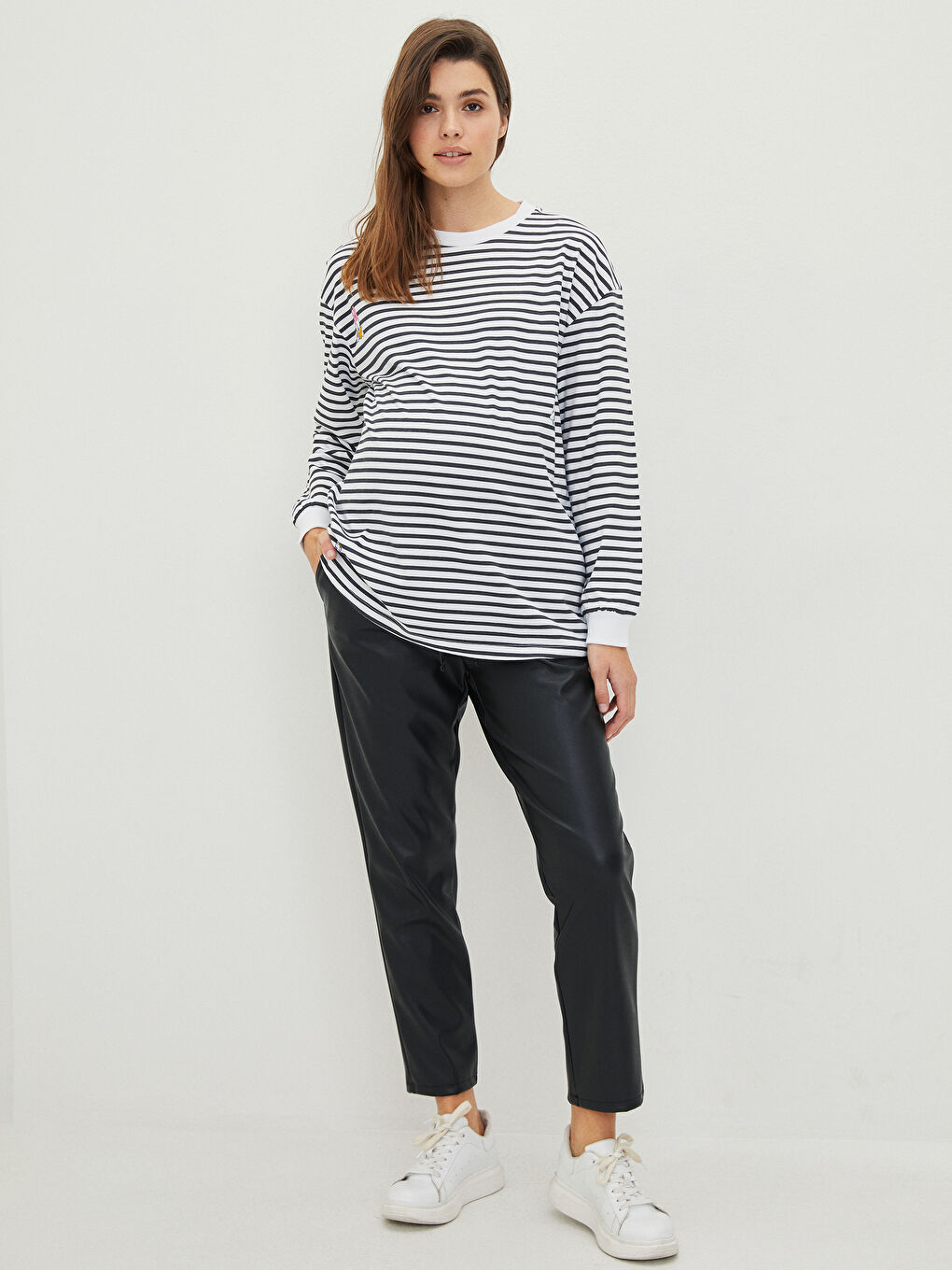 Elastische Leder-Umstandshose mit Taschen