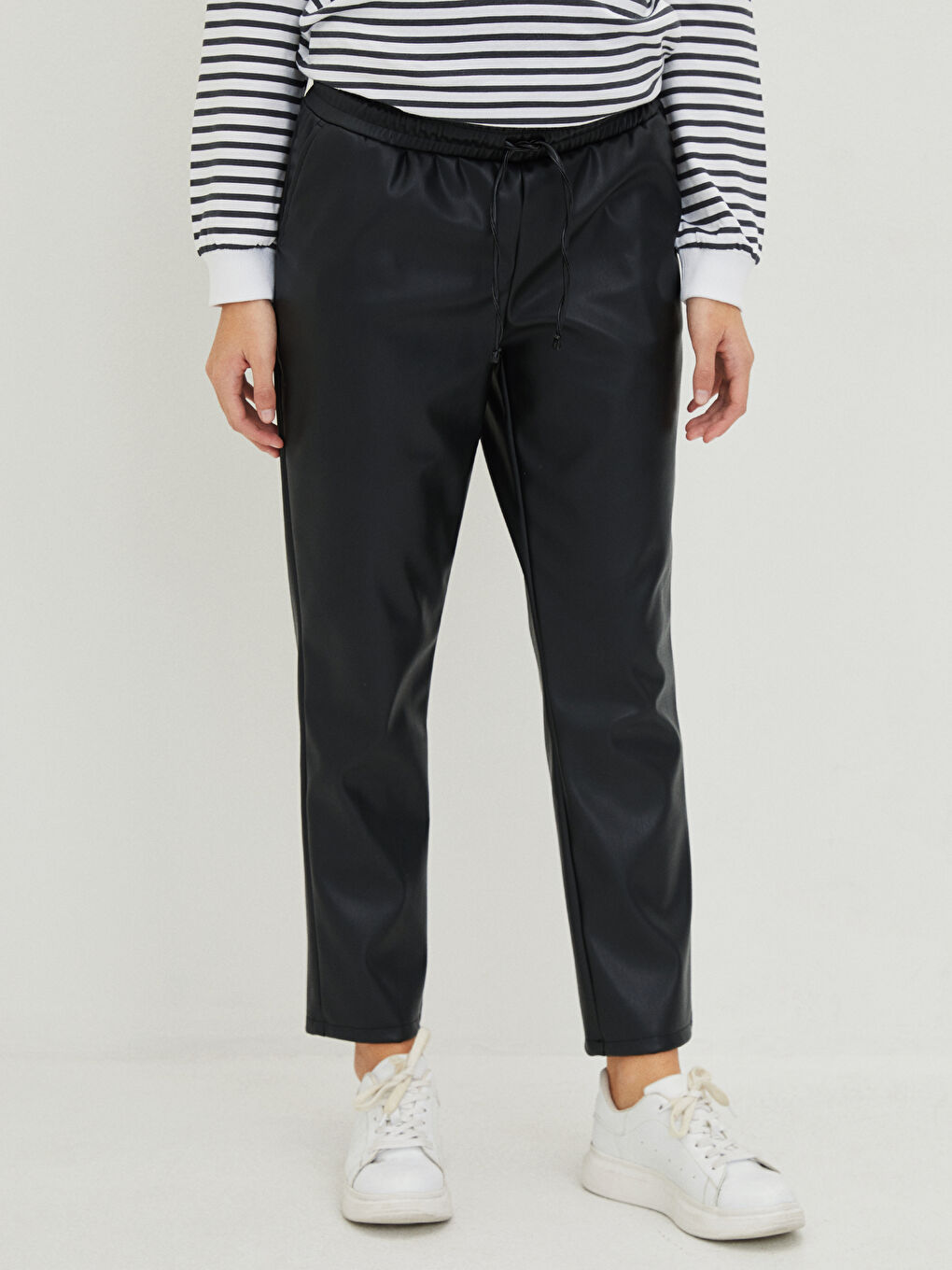 Elastische Leder-Umstandshose mit Taschen-2