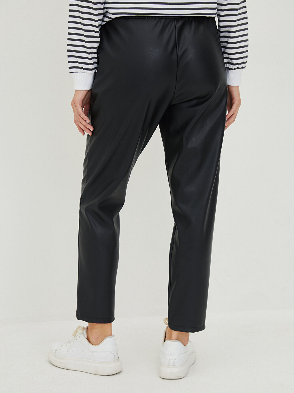 Elastische Leder-Umstandshose mit Taschen-3