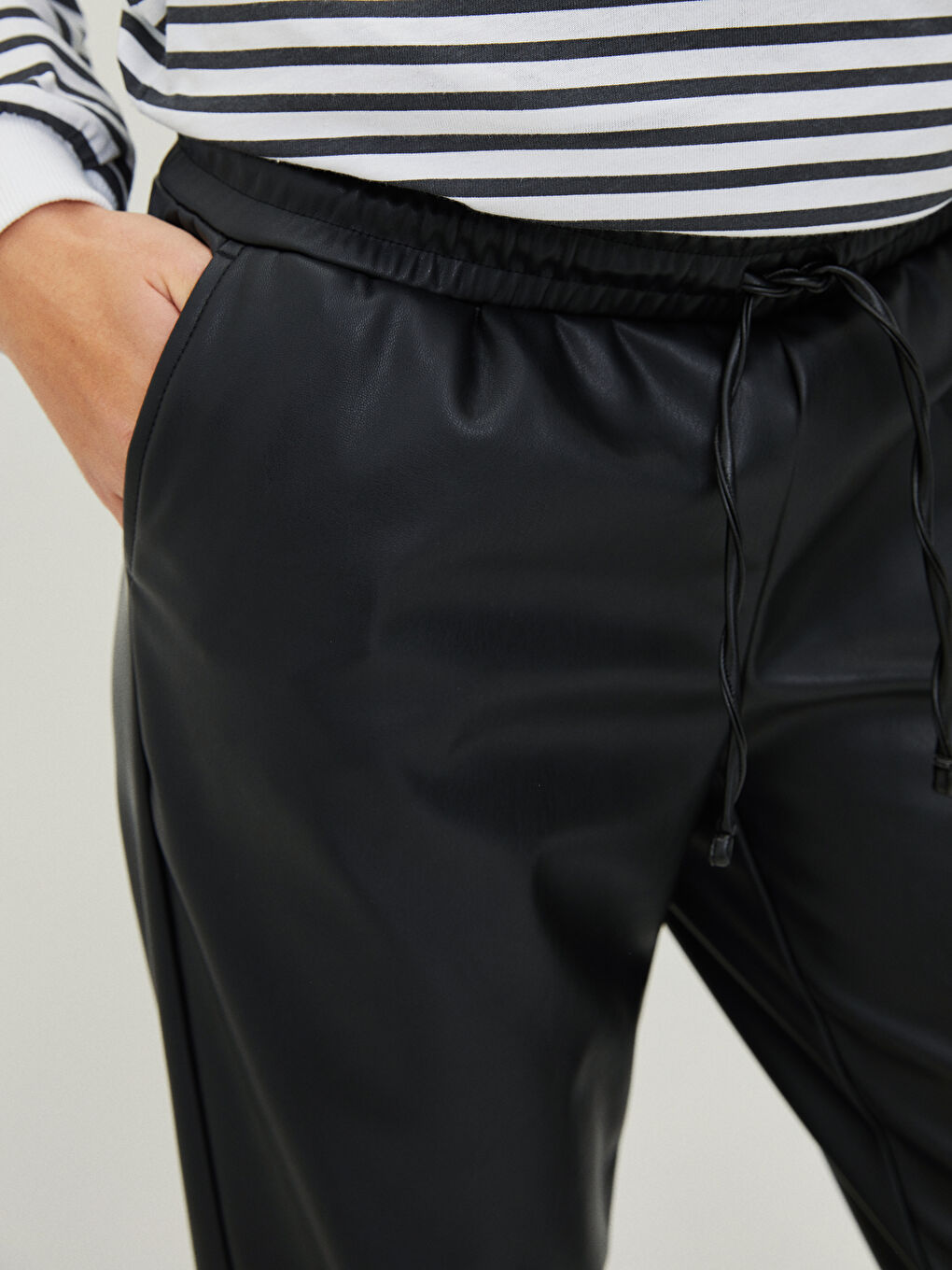 Elastische Leder-Umstandshose mit Taschen-4