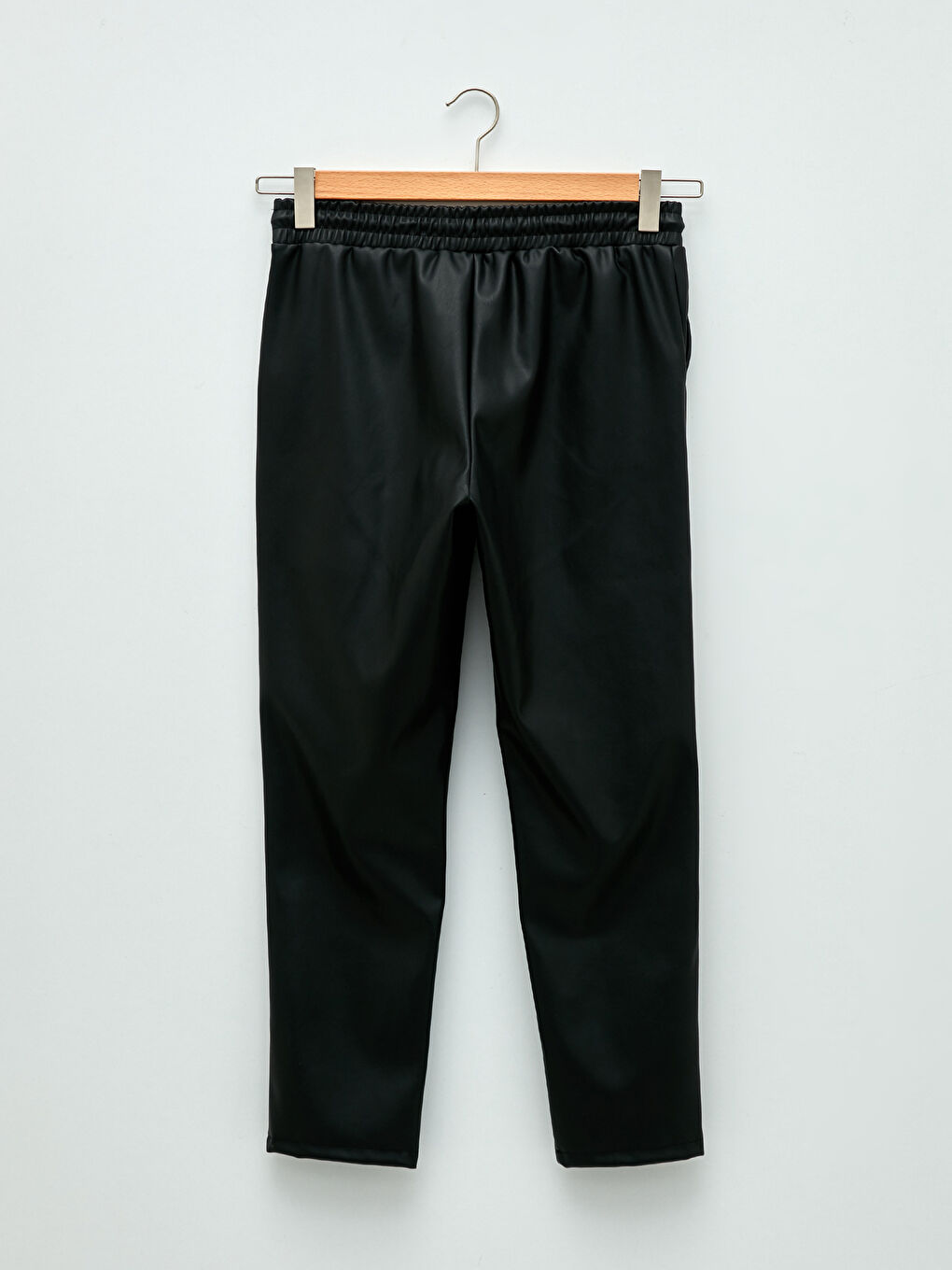 Elastische Leder-Umstandshose mit Taschen-6