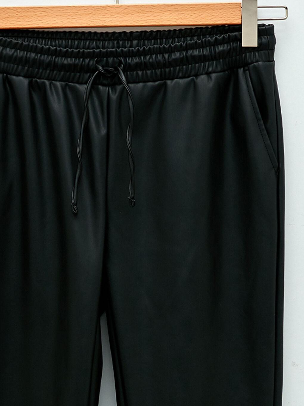 Elastische Leder-Umstandshose mit Taschen-7