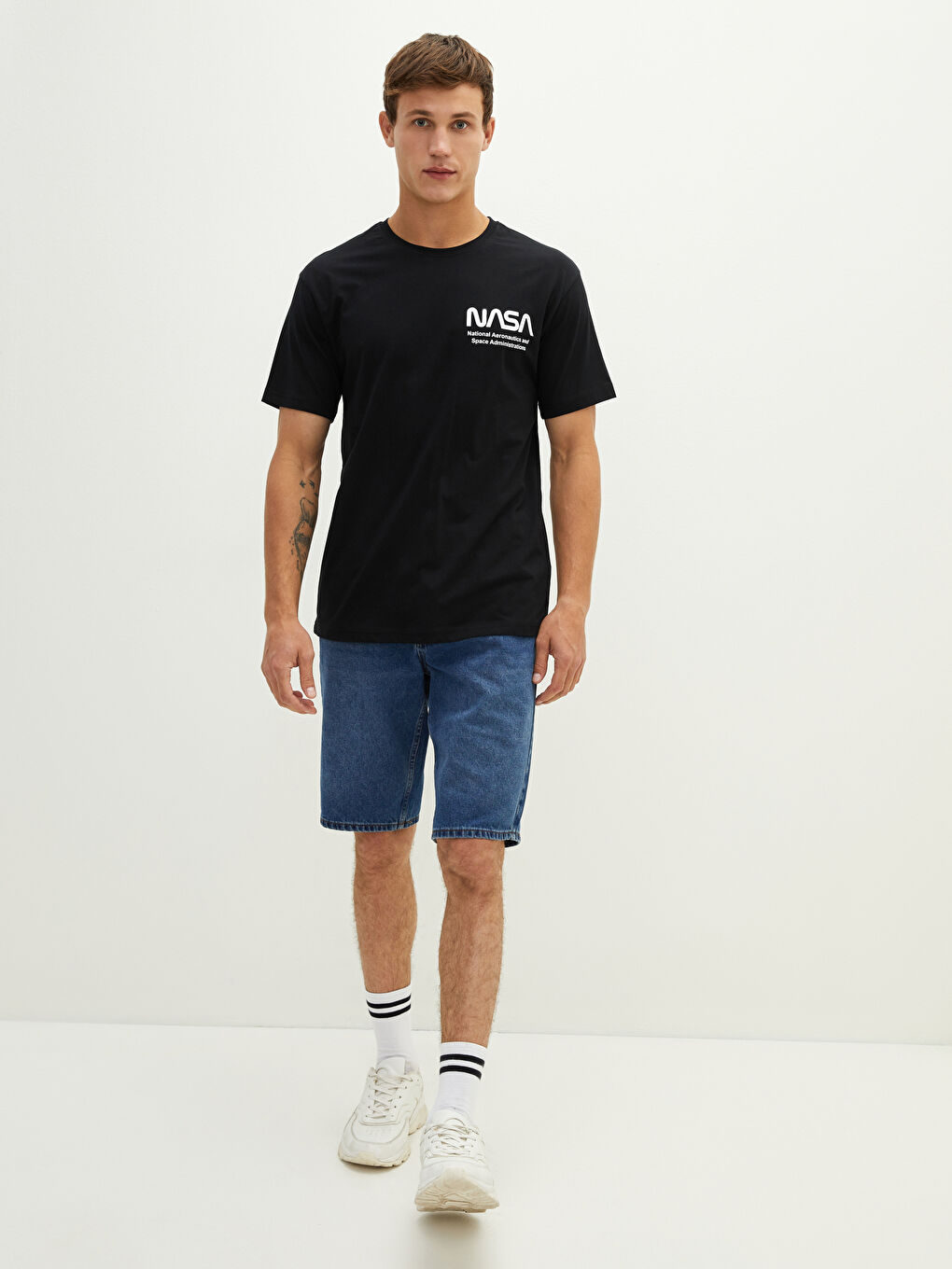 Siyah Bisiklet Yaka Kısa Kollu Nasa Baskılı Penye Erkek Tişört-4