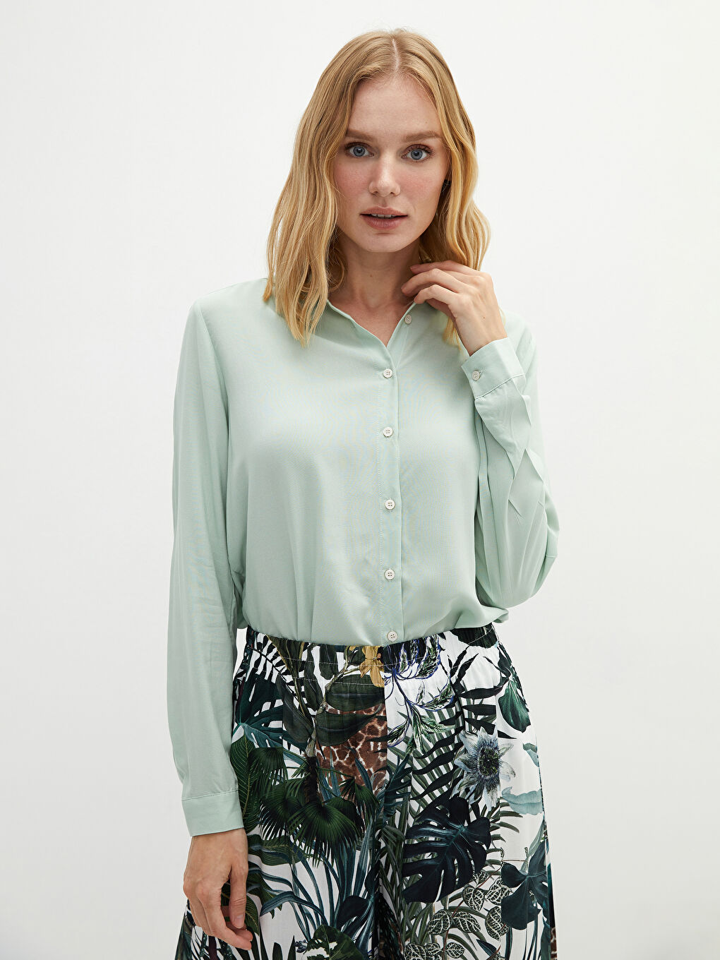 Yeşil Önden Düğme Kapamalı Uzun Kollu Viskon Kadın Gömlek-1