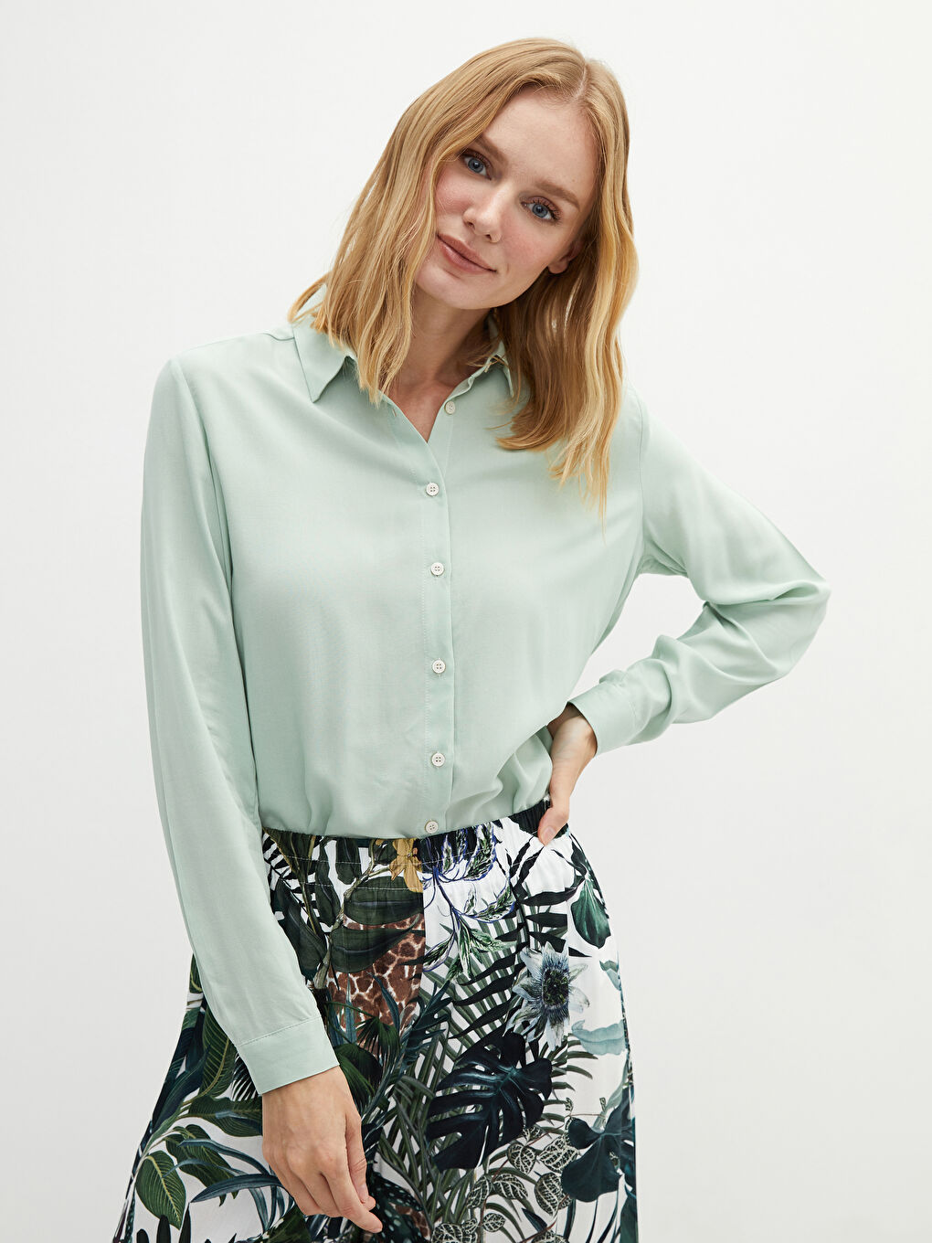 Yeşil Önden Düğme Kapamalı Uzun Kollu Viskon Kadın Gömlek-2