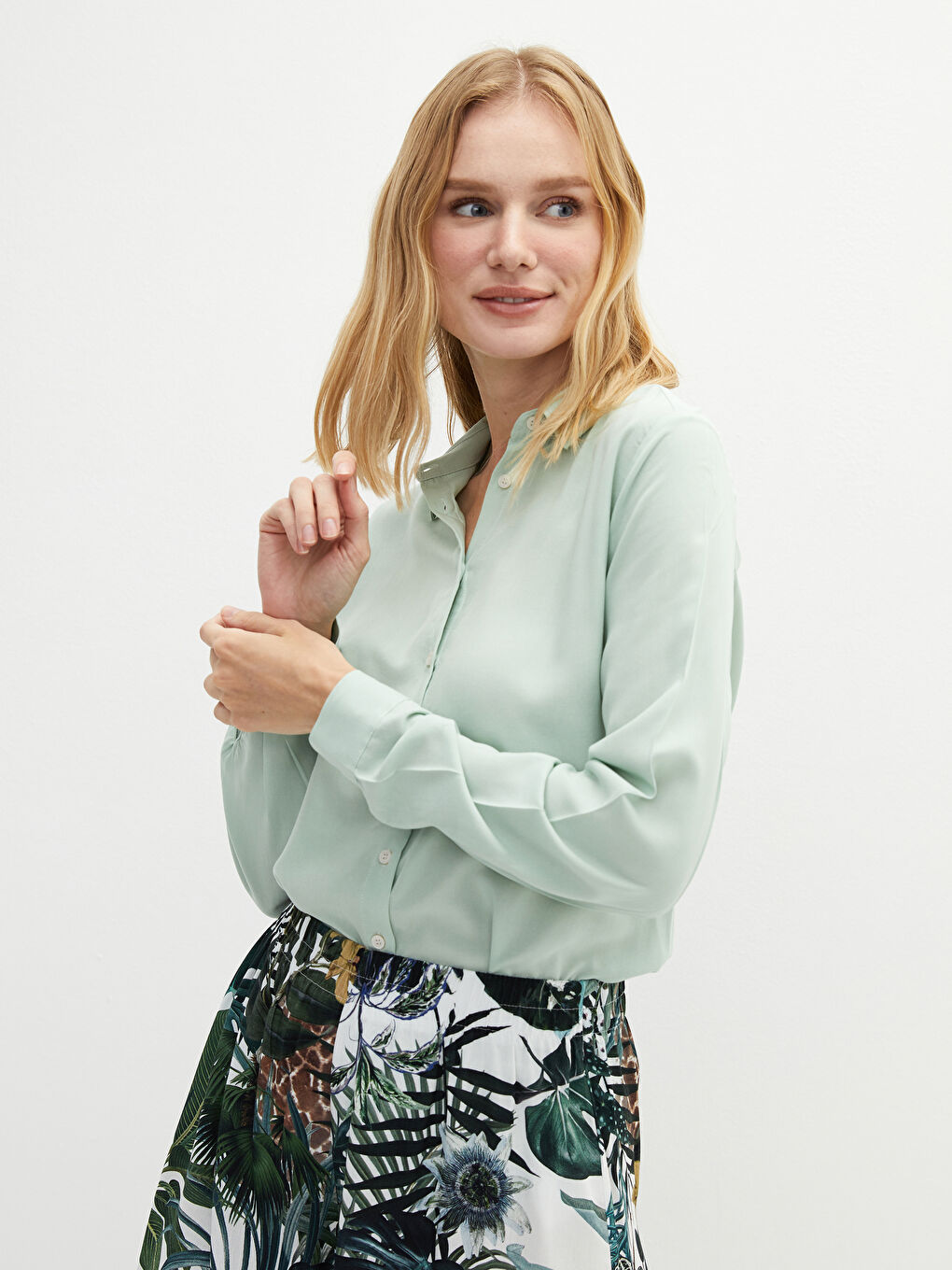 Yeşil Önden Düğme Kapamalı Uzun Kollu Viskon Kadın Gömlek-3