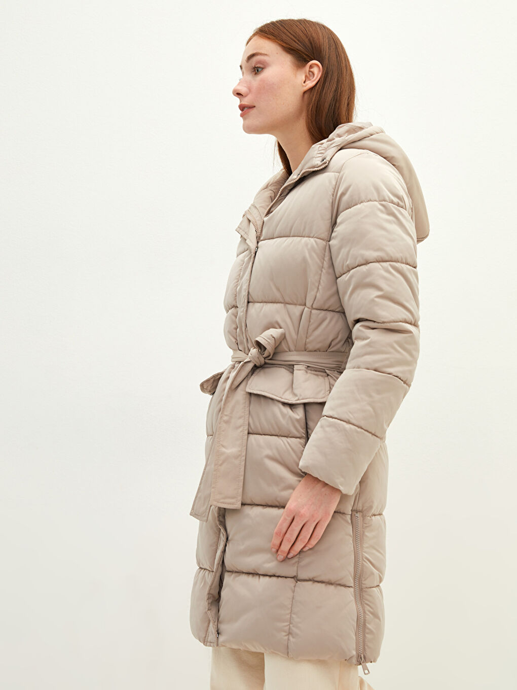 Әйелдерге арналған капюшонды өрнексіз қалталы ұзын жең қалың пуховик пальто