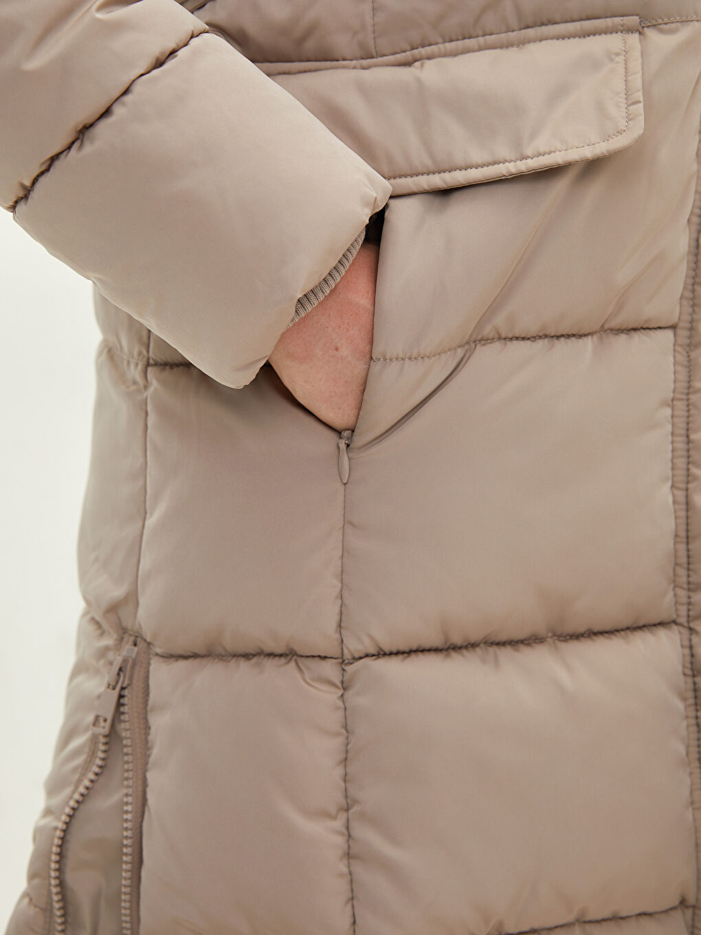 Әйелдерге арналған капюшонды өрнексіз қалталы ұзын жең қалың пуховик пальто-3