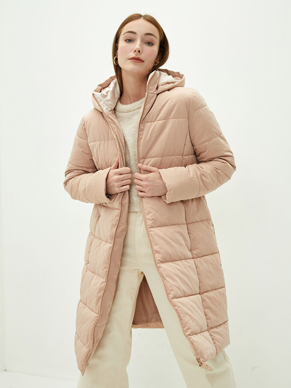 Әйелдерге арналған капюшонды өрнексіз қалтасы бар ұзын жеңді пуховик пальто-2