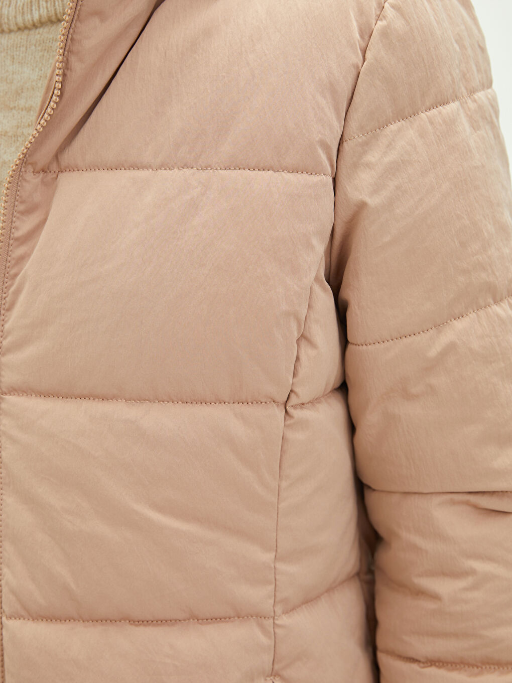 Әйелдерге арналған капюшонды өрнексіз қалтасы бар ұзын жеңді пуховик пальто-4