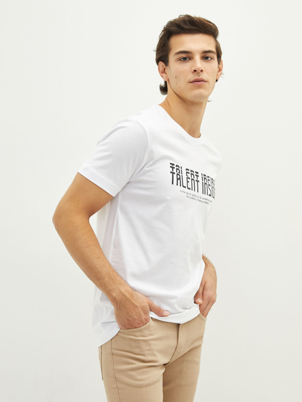 تيشيرت كم قصير مطبوع بياقة دائرية للرجال-1