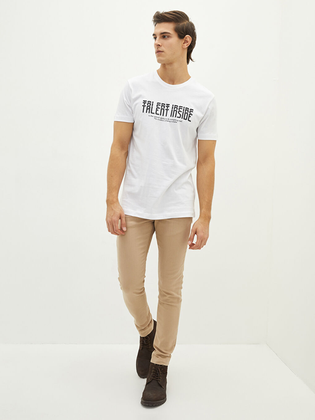 تيشيرت كم قصير مطبوع بياقة دائرية للرجال-2