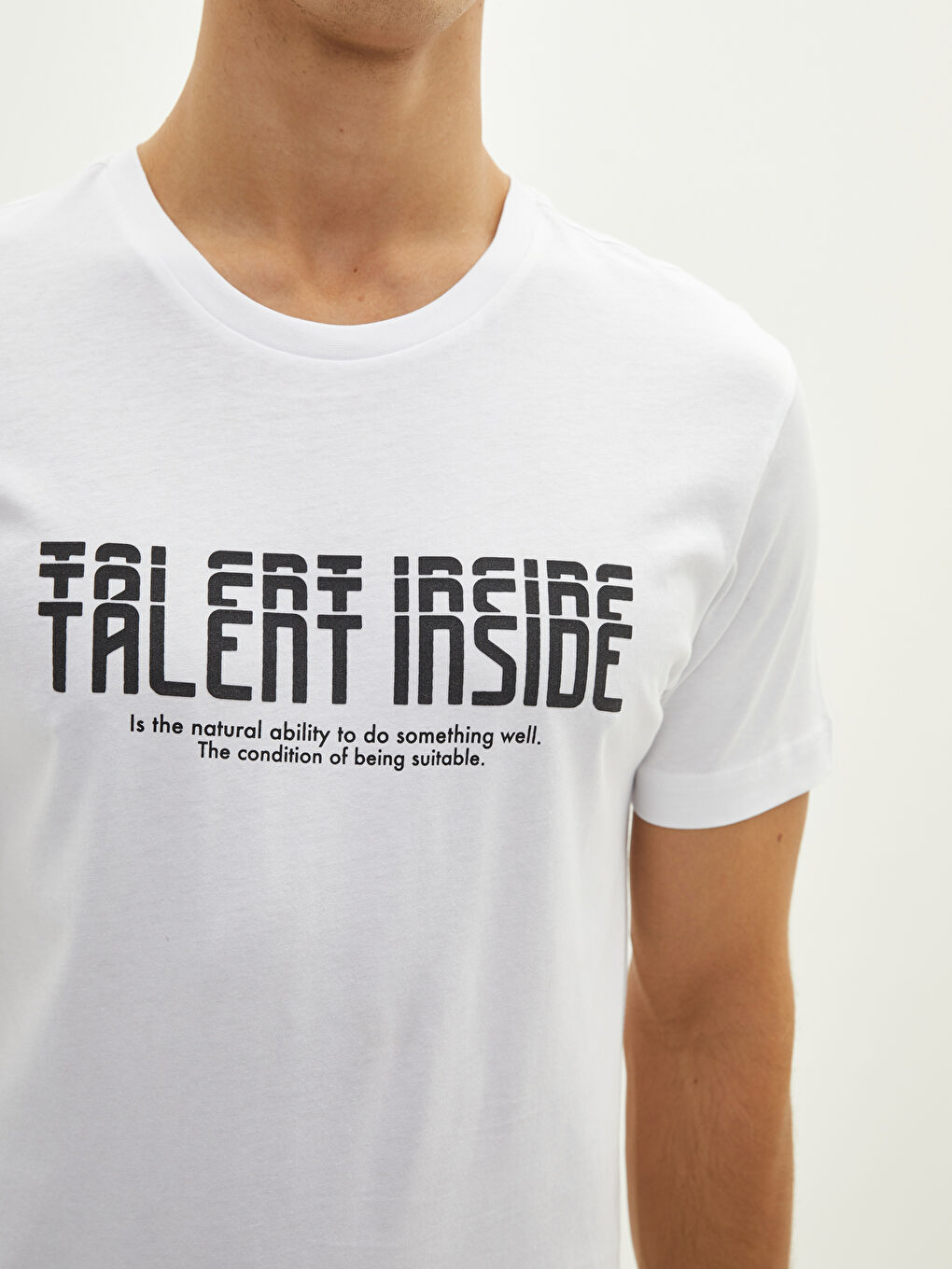 تيشيرت كم قصير مطبوع بياقة دائرية للرجال-3