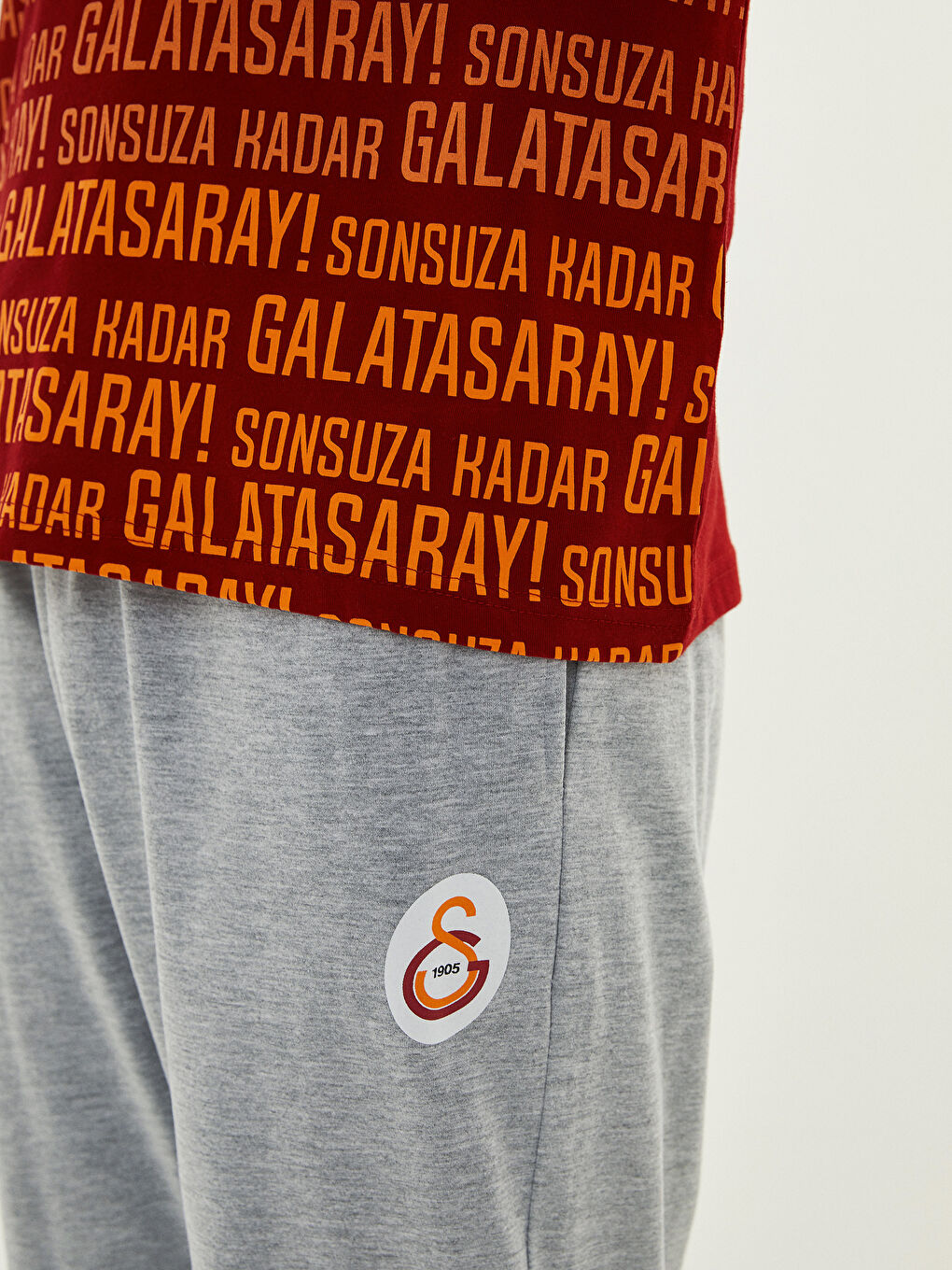 Gri Standart Kalıp Galatasaray Baskılı Erkek Taraftar Pijama Takımı-3