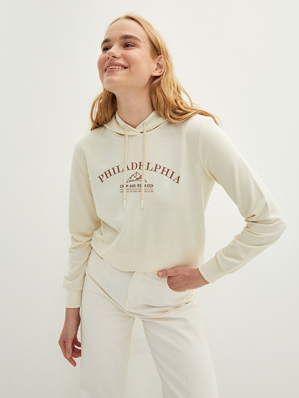 سويت شيرت نسائي مطبوع بغطاء للرأس وأكمام طويلة