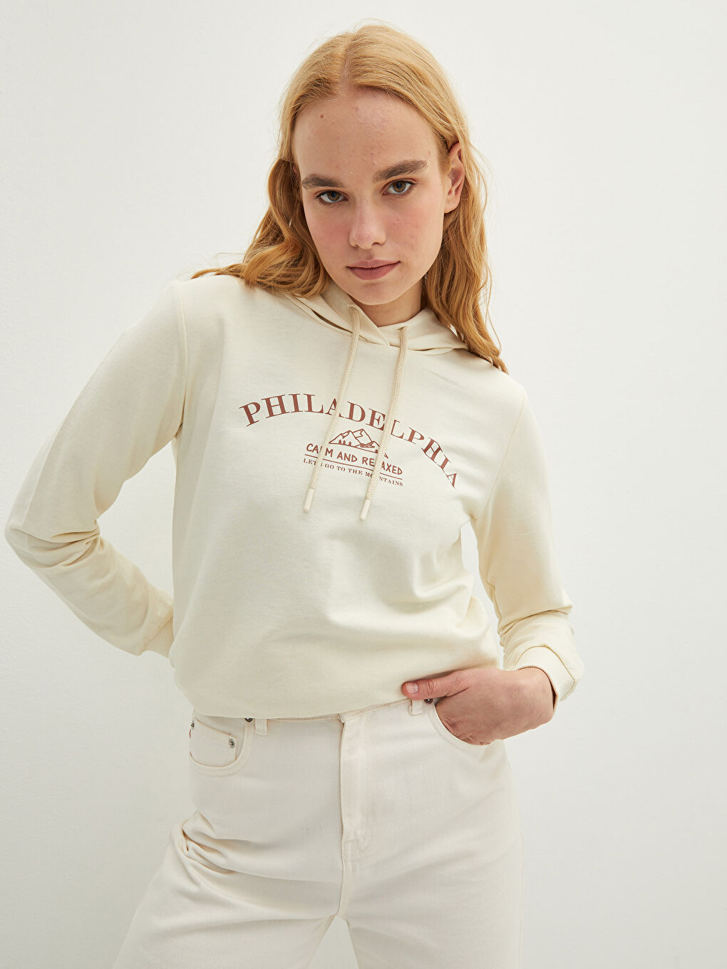 سويت شيرت نسائي مطبوع بغطاء للرأس وأكمام طويلة-1